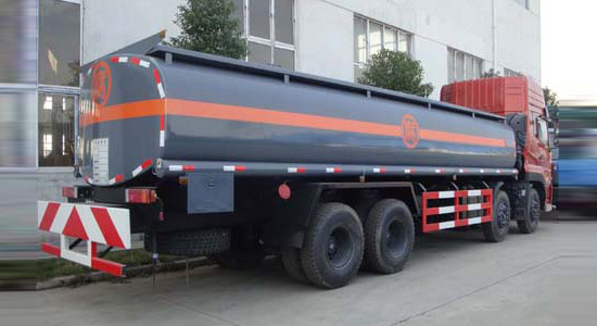 东风天龙前四后八化工液体运输车